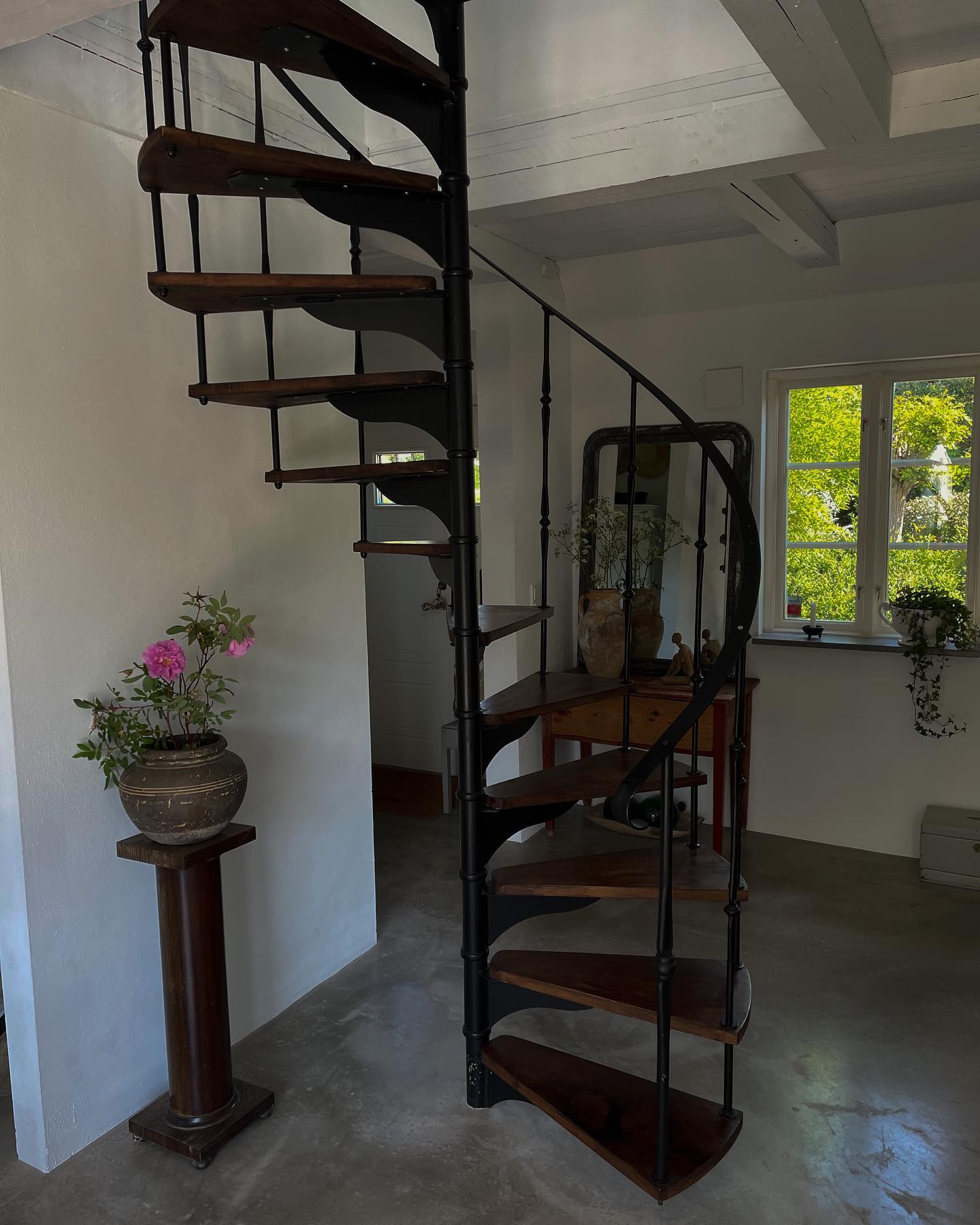 Spiraltrappa i stål med trästeg
