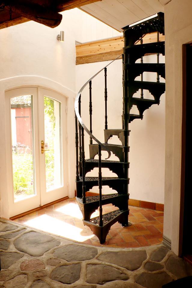 Måttanpassad spiraltrappa i stål