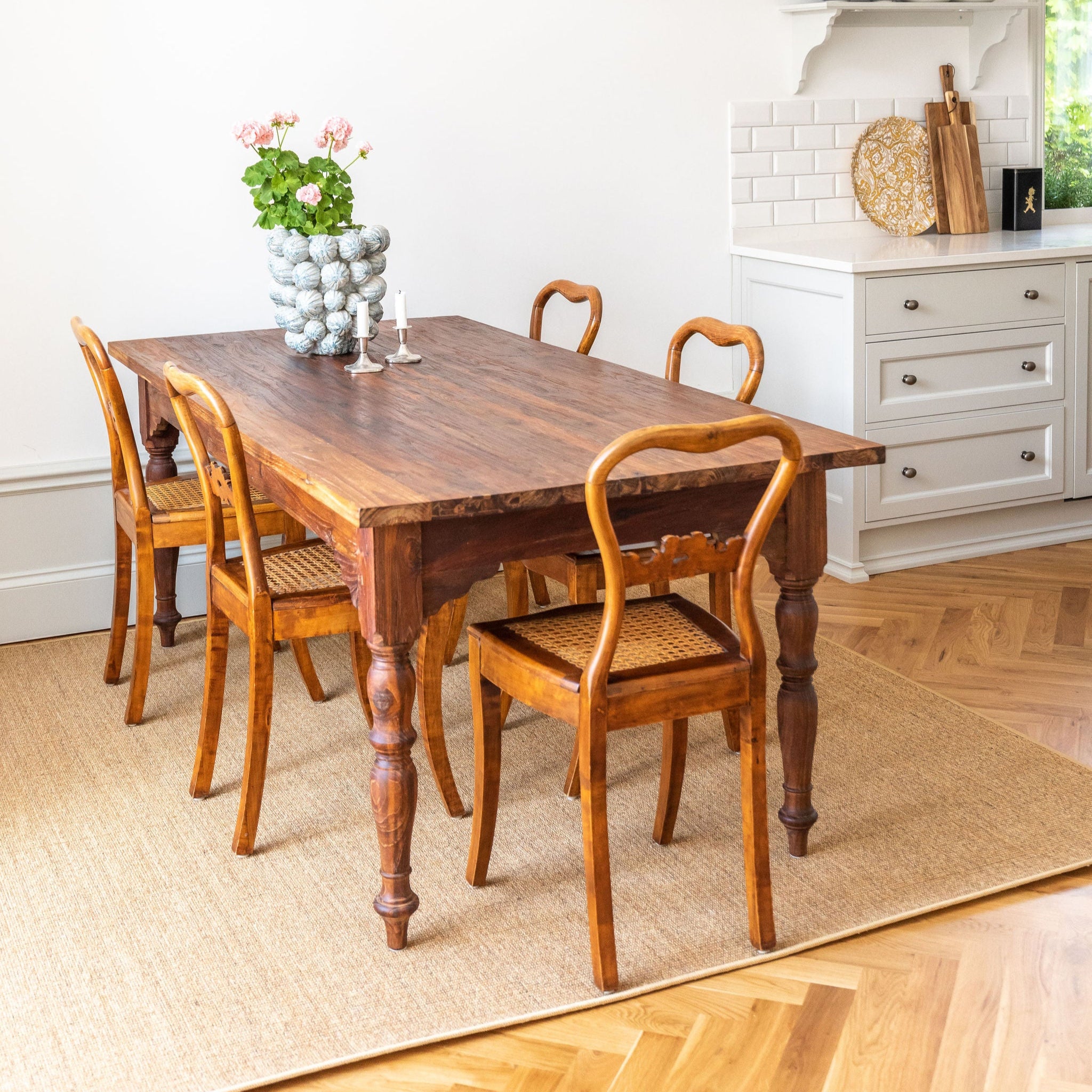 Matbord svarvade ben Elin