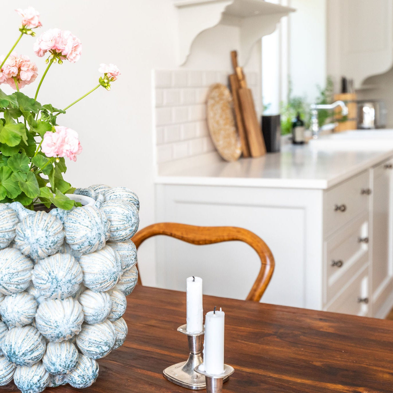 Matbord svarvade ben Elin