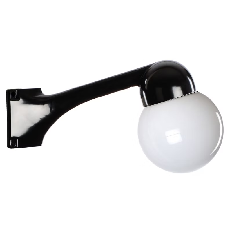 Funkis Hörn 80 Svart är en stilren vägglampa för hörnmontage, tillverkad i aluminium och utrustad med en opal glob på 15 cm