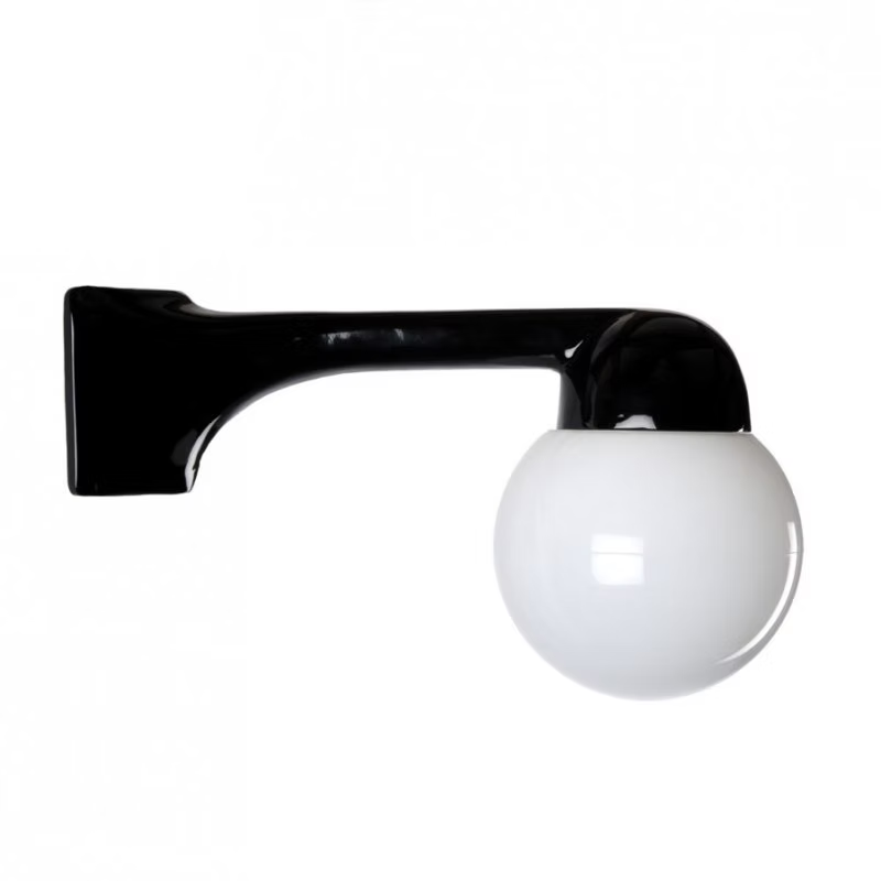 Funkis Hörn 90 Svart är en fasadlampa i svartlackerad aluminium, utformad för hörnmontage