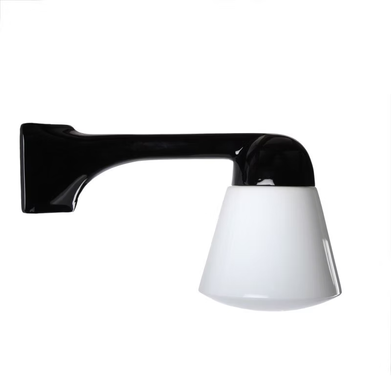 Funkis Hörn 90 Svart är en fasadlampa i svartlackerad aluminium, designad för hörnmontage