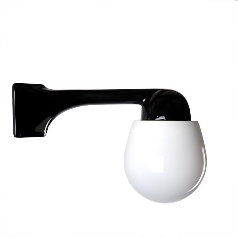 Funkis Hörn 90 Svart är en fasadlampa i svartlackerad aluminium, utformad för hörnmontage