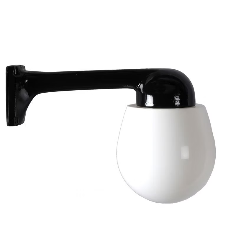 Funkis Plan 90 Svart är en elegant fasadlampa tillverkad i svartlackerad aluminium med en päronformad opal glaskupa