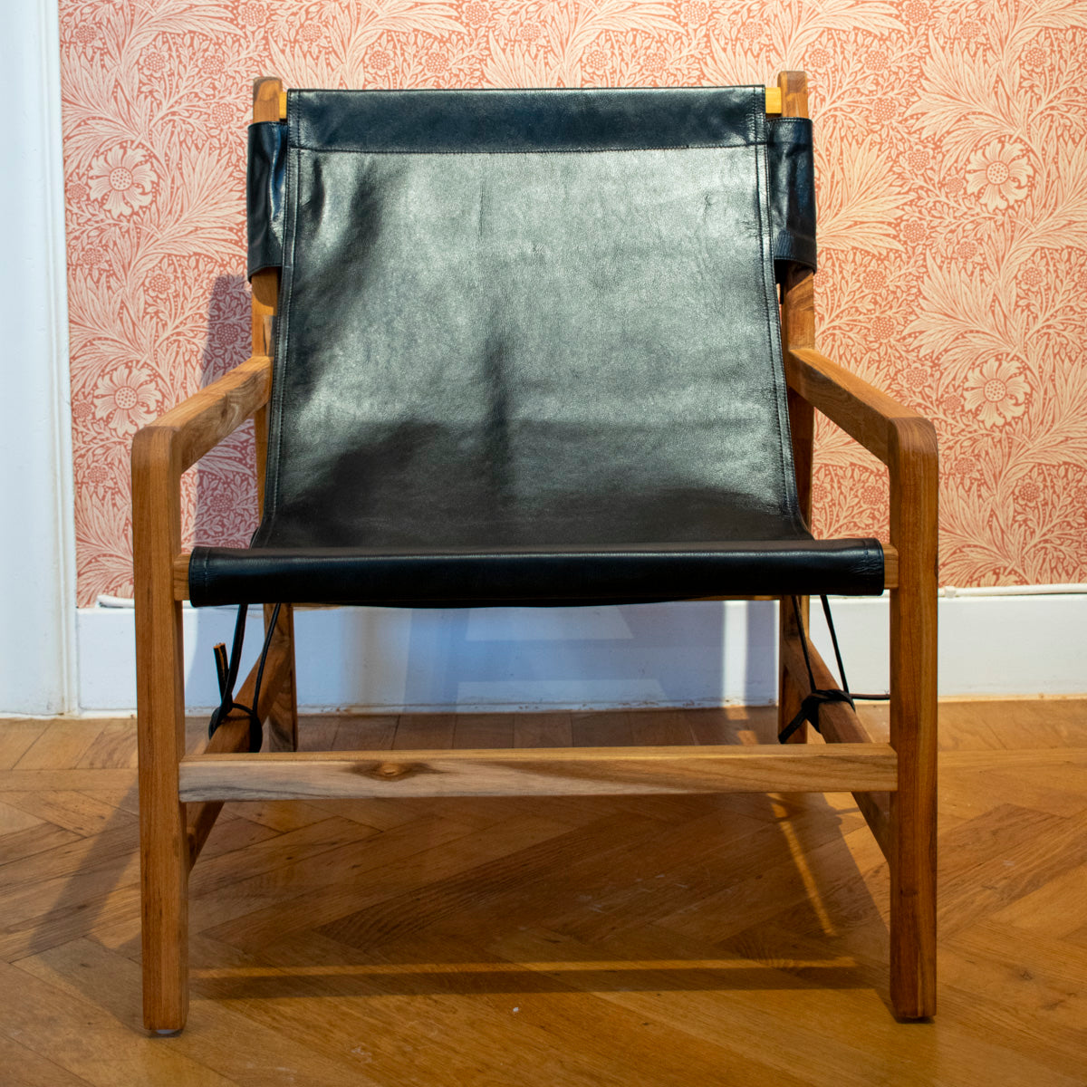Fåtölj Jessie i teak och läder svart