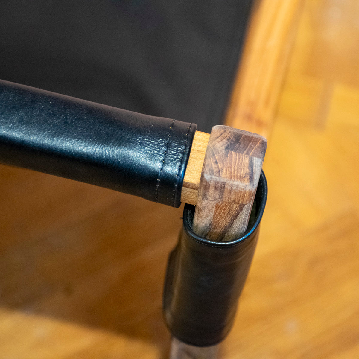 Fåtölj Jessie i teak och läder svart