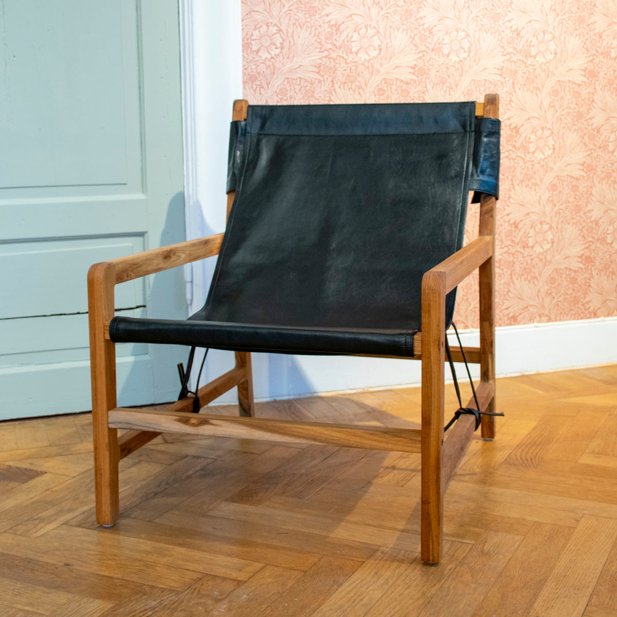 Fåtölj Jessie i teak och läder svart