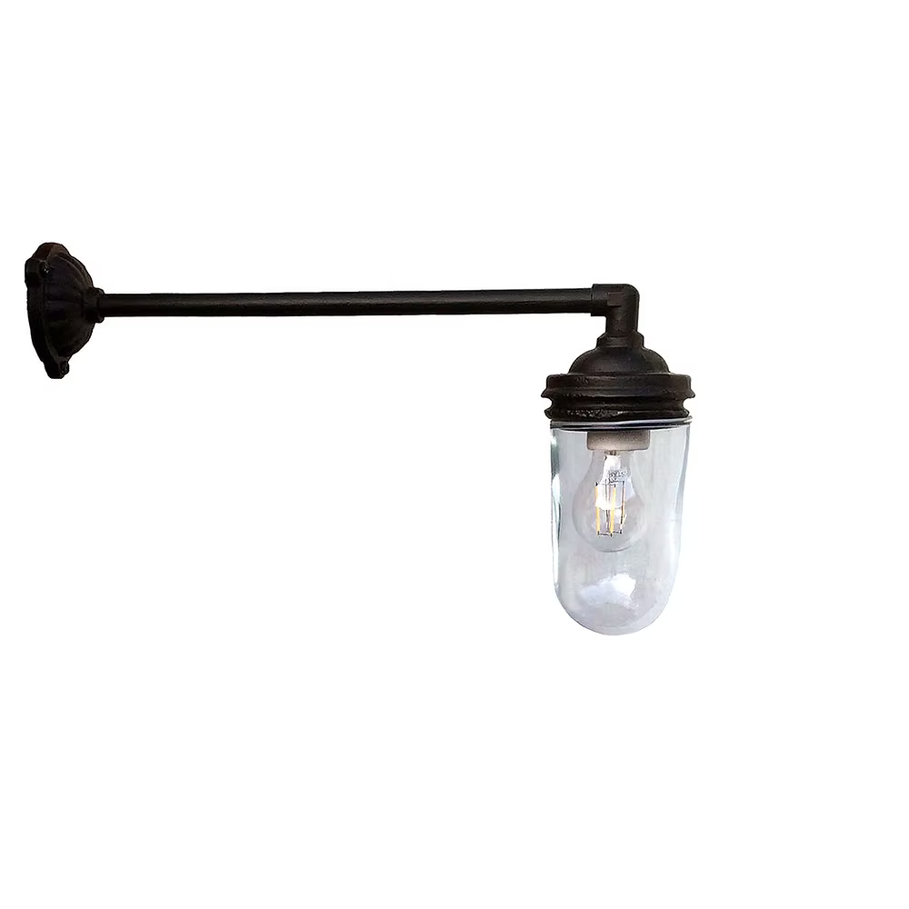 Glasbrukslykta 90 Rak 47 cm är en ytterbelysning i gjutjärn med ett längre utsprång, perfekt för entréer, verandor och fasader