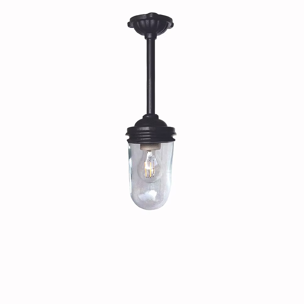 Glasbrukslykta Hängande 42 cm är en elegant ytterlykta i robust gjutjärn med en längre hängande design.
