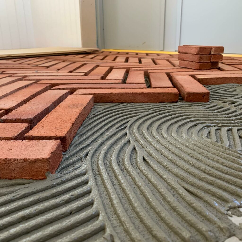 Handgefertigte Bodenziegel Fischgrätenmuster