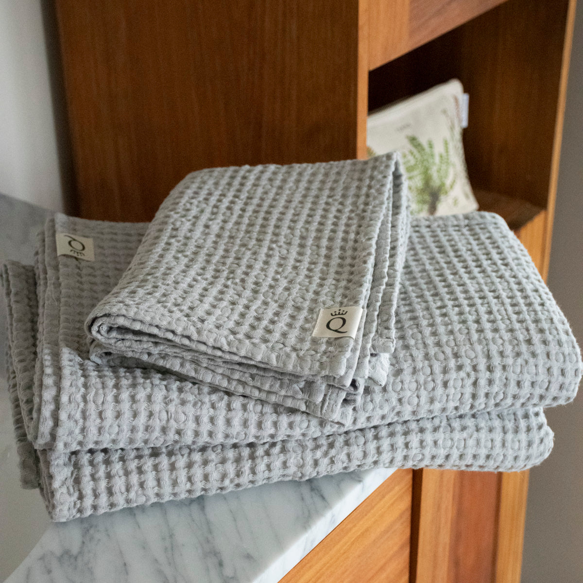 Paket med badlakan och handduk Sandhammaren ljusgrått