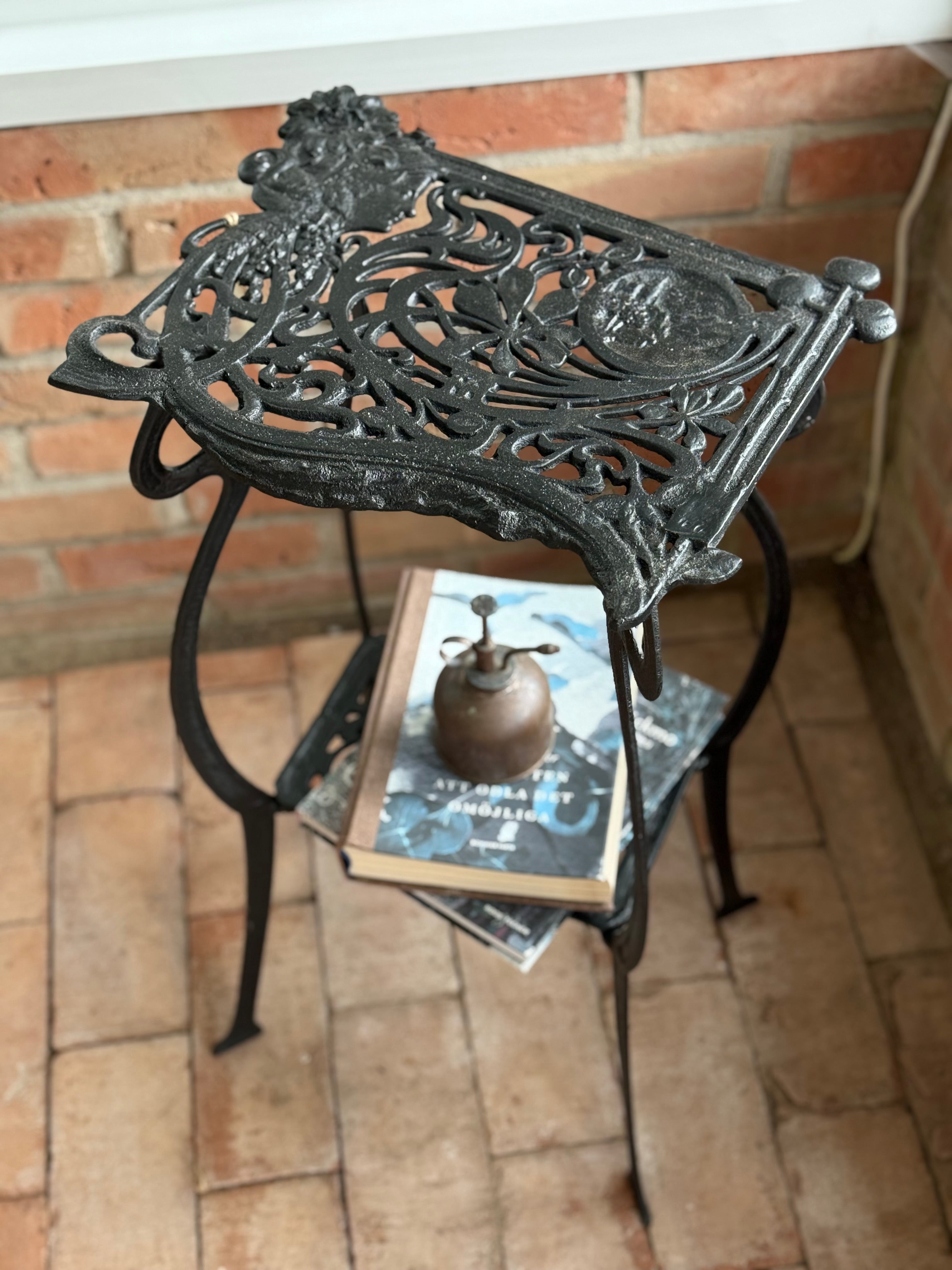 Gjutjärnsbord Desirée