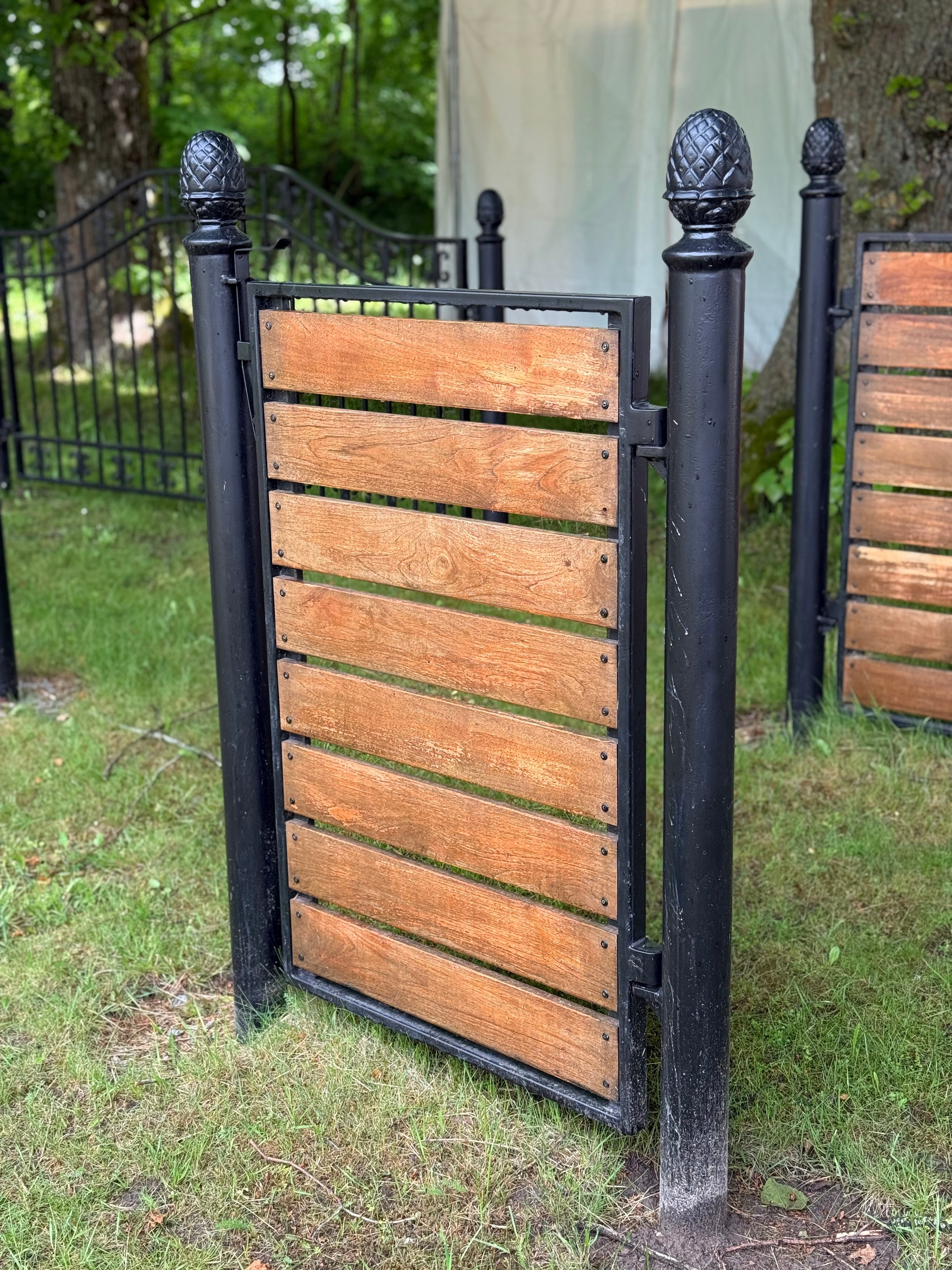 Ängby måttanpassad smidesgrind enkel med stolpar