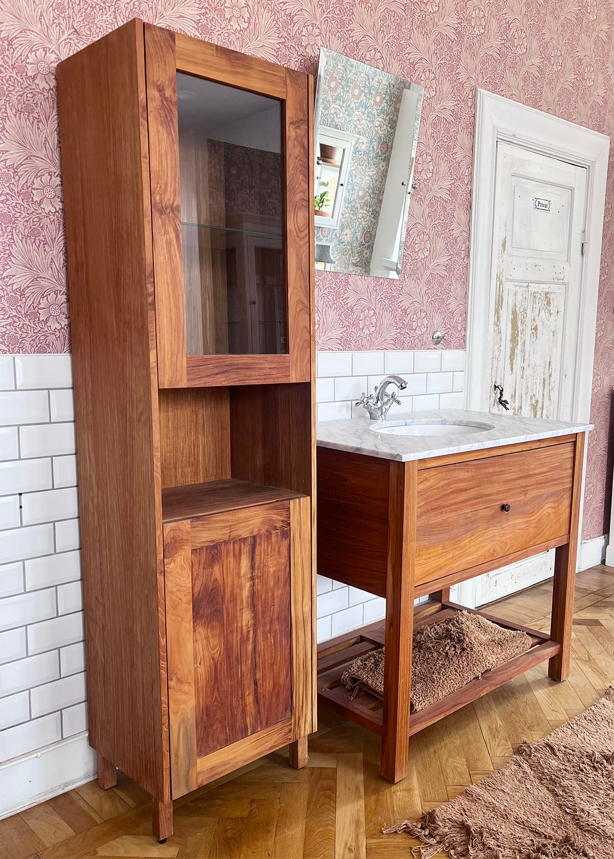 Kommod Adele i teak med marmorskiva