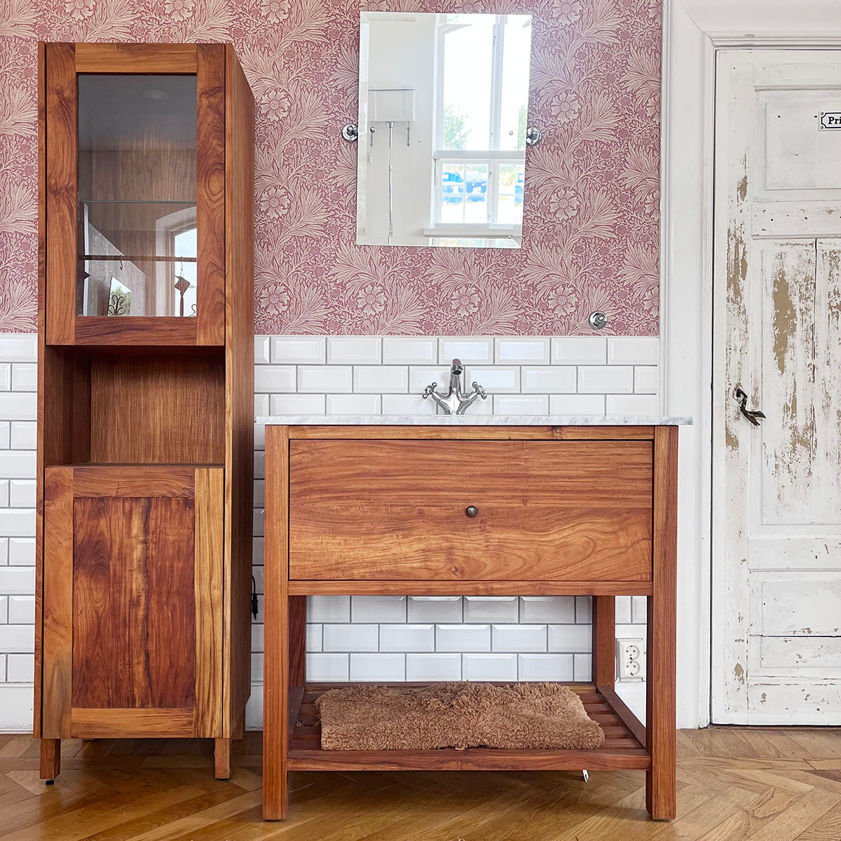 Kommod Adele i teak med marmorskiva