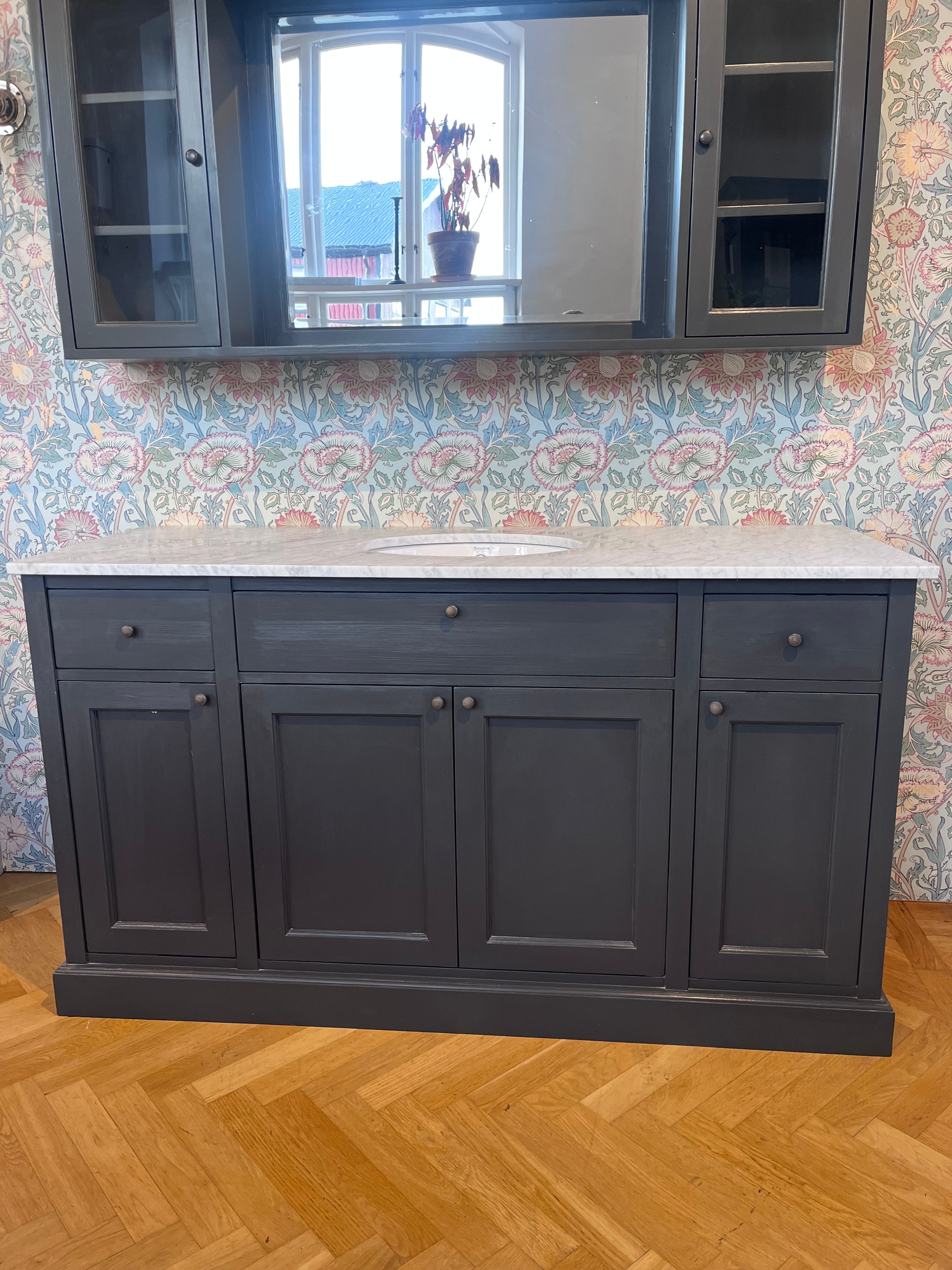 Stor kommod Agnes + väggskåp antracitgrått (fyndvara)