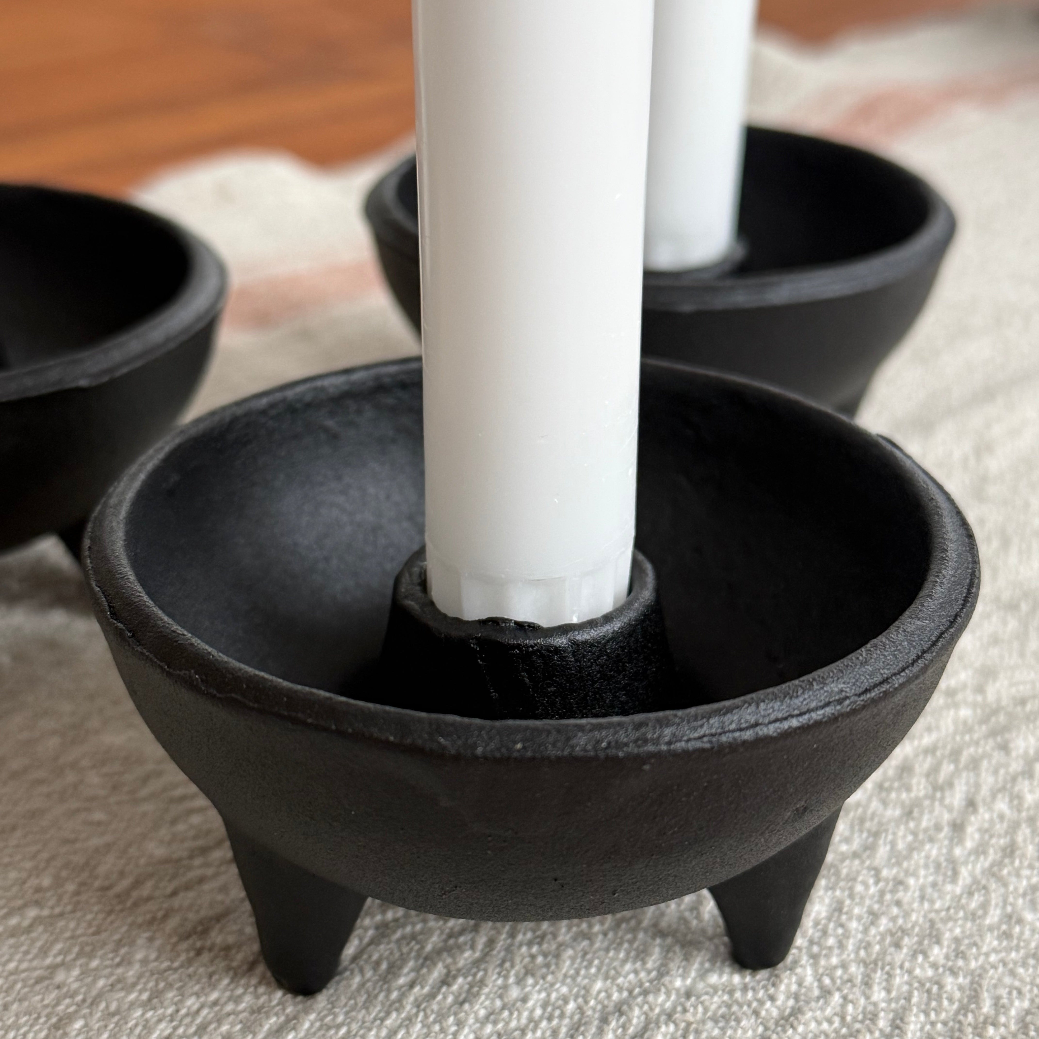 Ljusstake i gjutjärn med tre ben