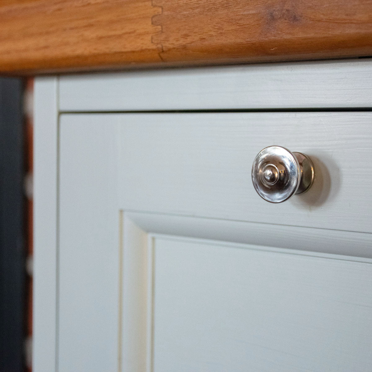 Lille knop i forniklet messing Slogstorp