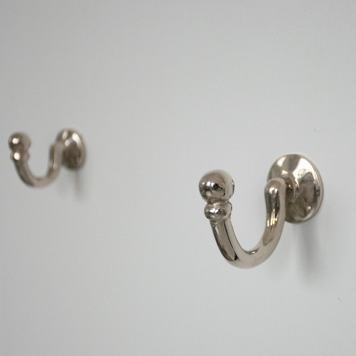 Haken mittelgroß aus vernickeltem Messing