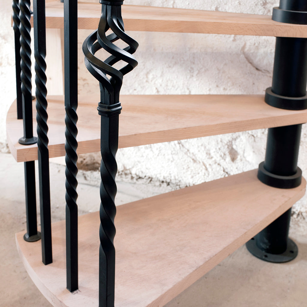 Spiraltrappa i stål med trästeg