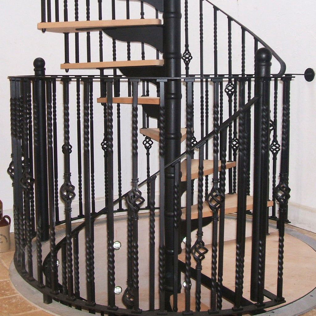 Spiraltrappa i stål med trästeg