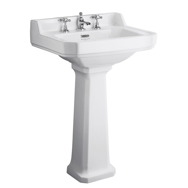 vitt tvättställ i porslin på förhöjd piedestal med tre blandarhål