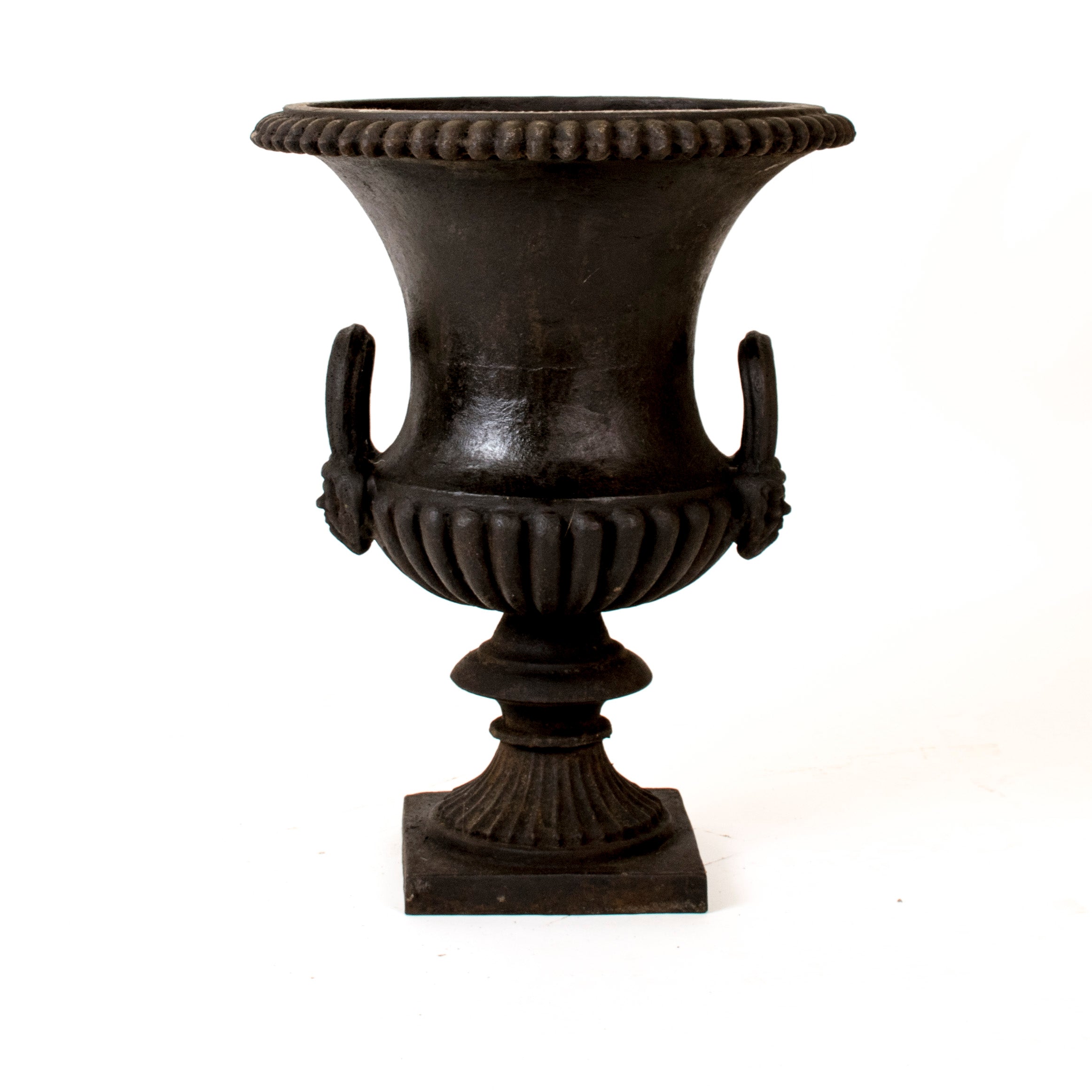 Dorchesterurna i gjutjärn med sockel