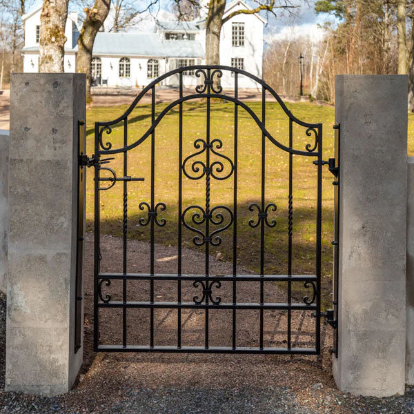 Valdemarsro måttanpassad smidesgrind enkel med stolpar