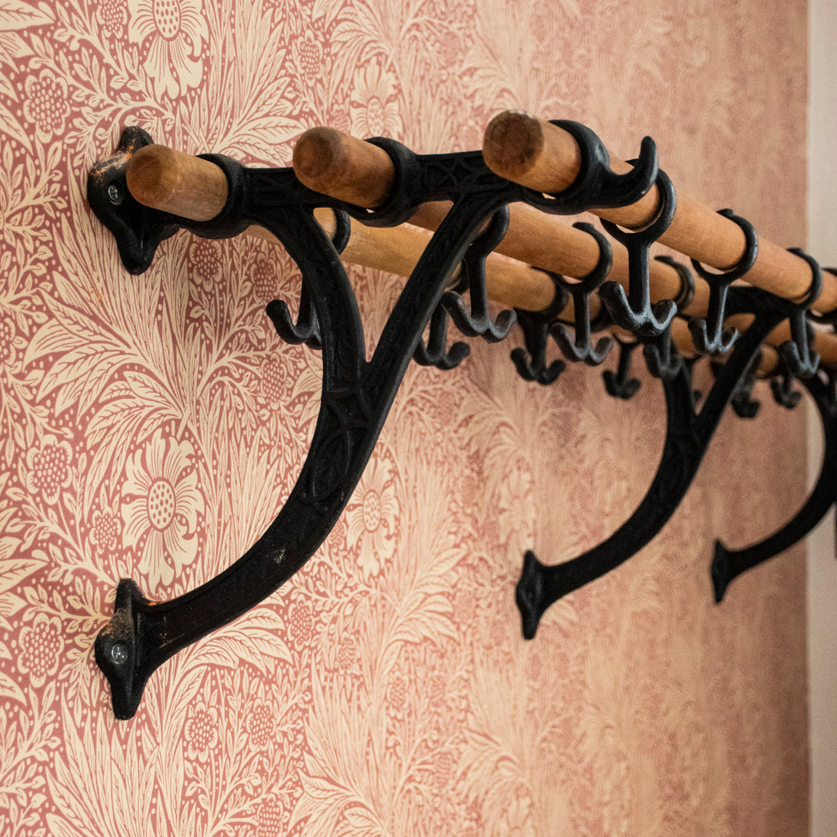 Hatthylla Sekelskifte trä och gjutjärn 130 cm