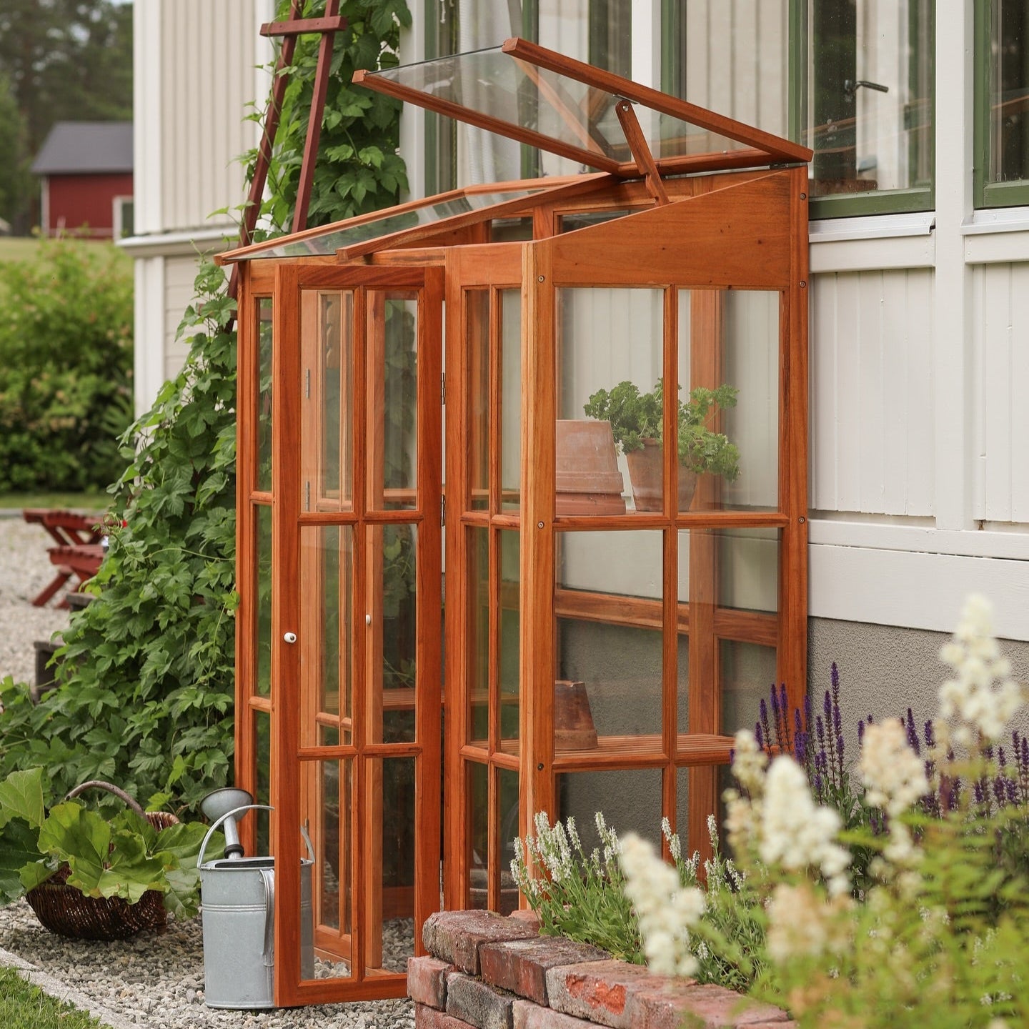 Elegant väggväxthus i mahogny monterat på husfasad