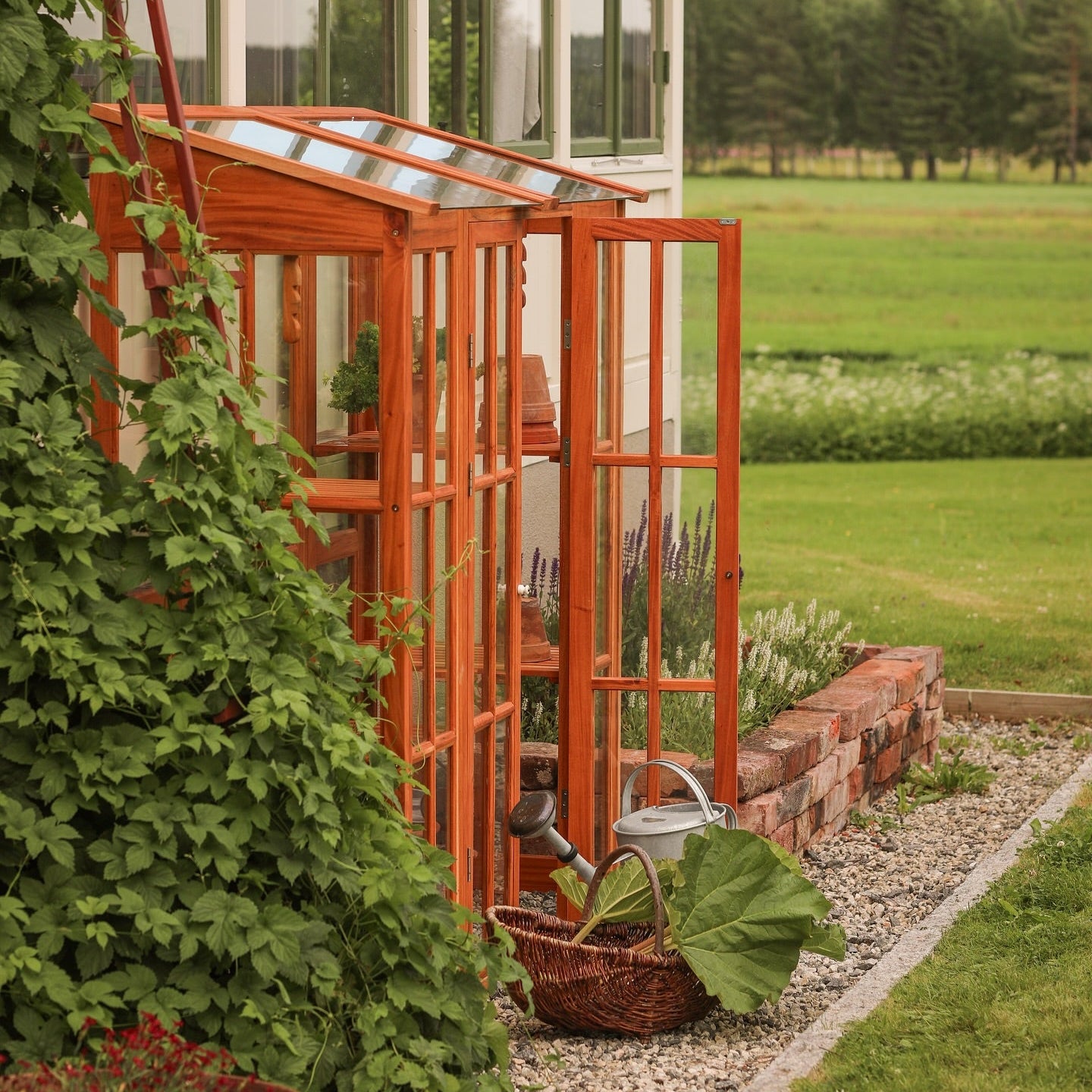Väggväxthus i mahogny från Qvesarum med planterade blommor och örter