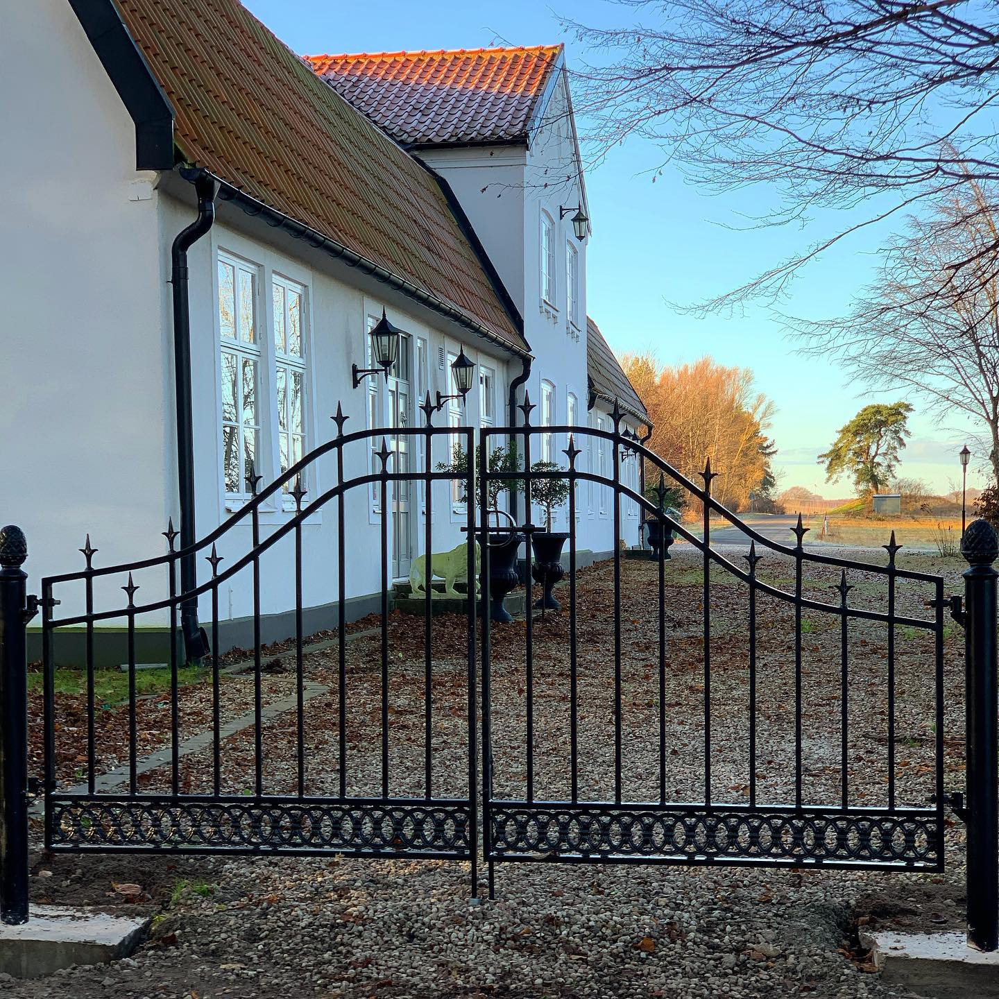 Miljöbild på Smedstorp pargrind i sin helhet, en vacker klassisk smidesgrind