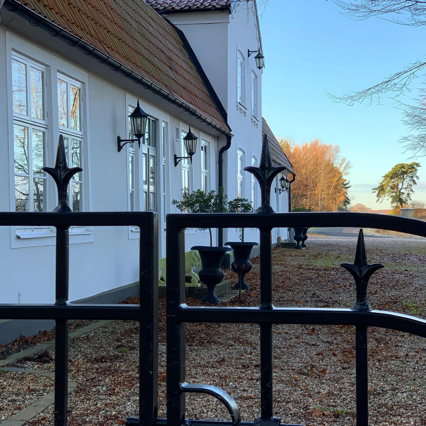 Miljöbild på pargrind i svart modell Smedstorp med stilrent mönster och formspråk