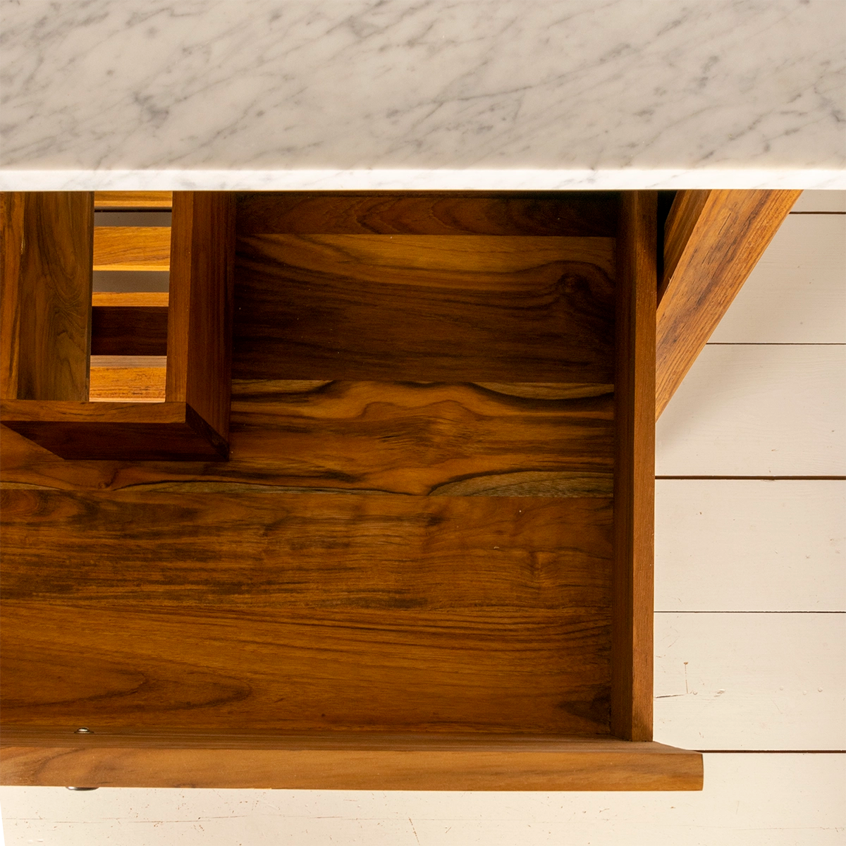 Kommod Adele i teak med marmorskiva