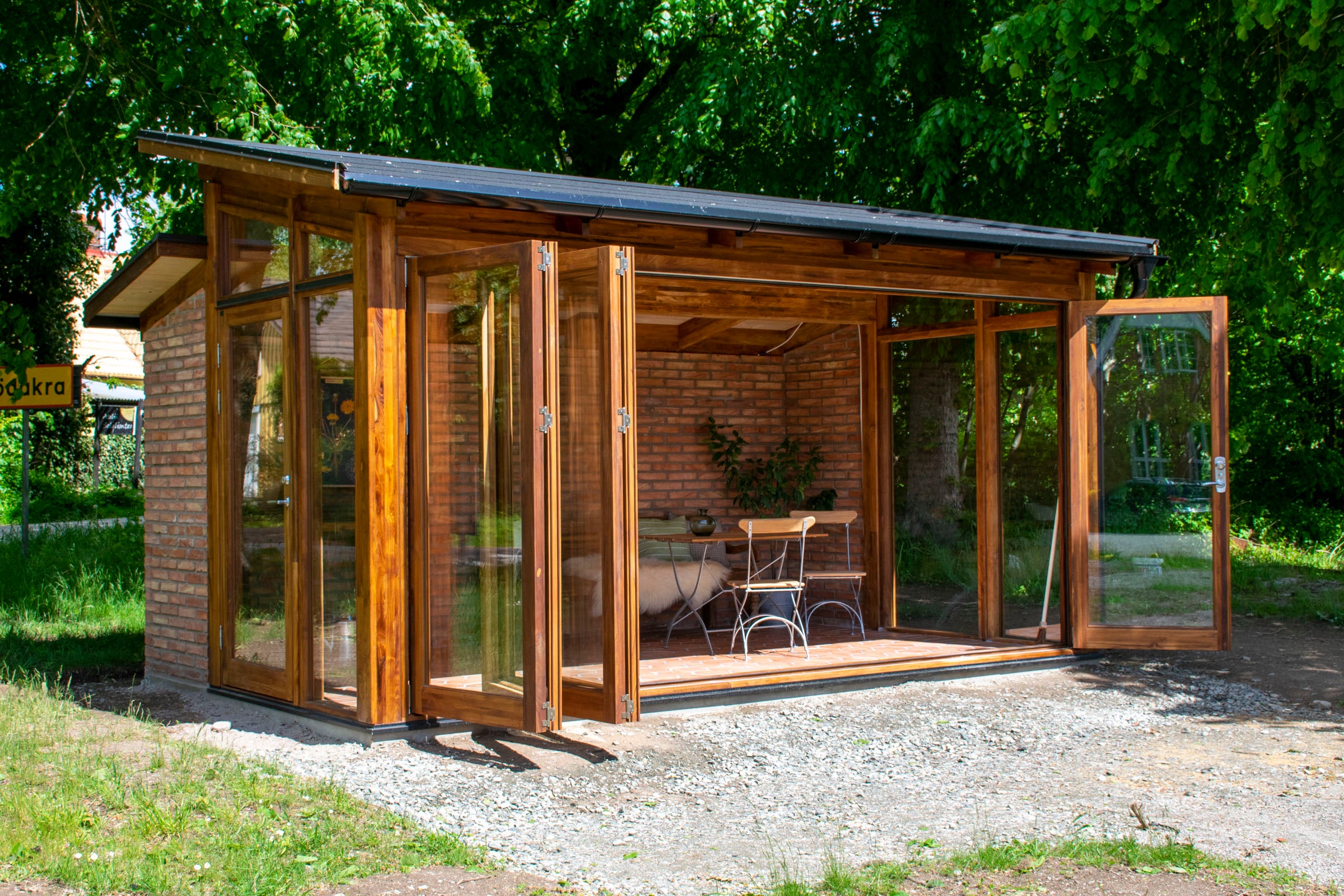 Måttanpassat vikdörrsparti i trä