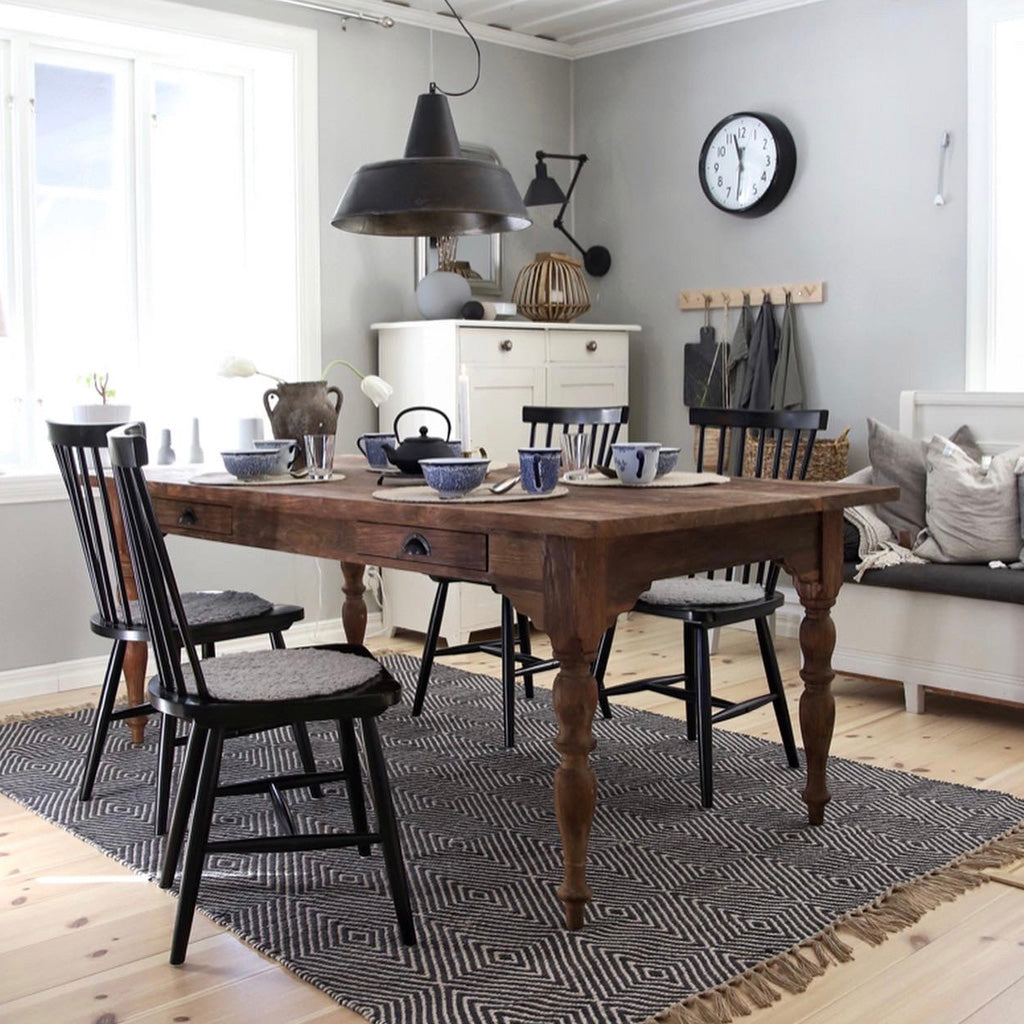 Matbord svarvade ben Elin