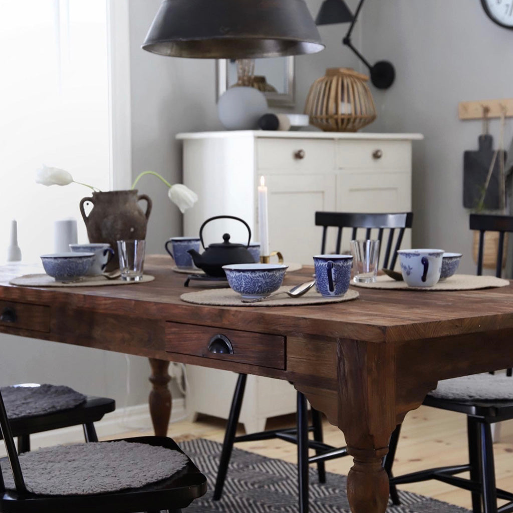 Matbord svarvade ben Elin