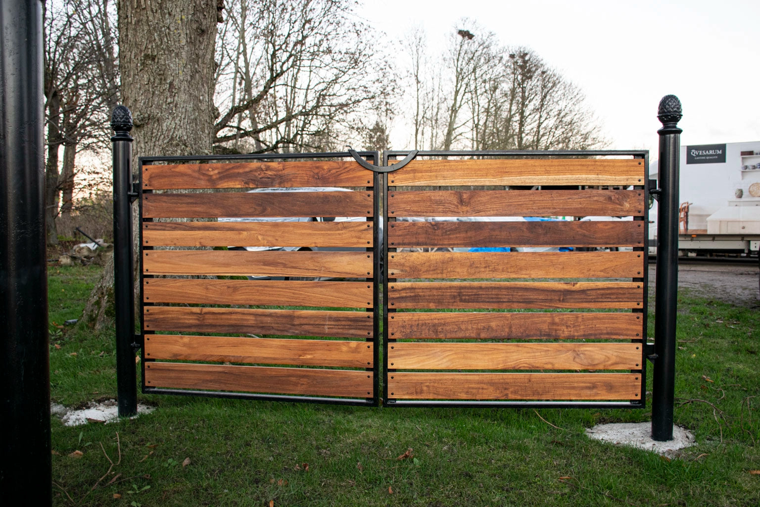 Ängby måttanpassad pargrind i smide & teak med stolpar