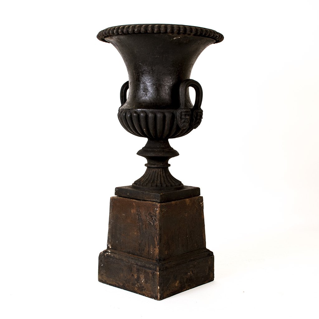 Dorchesterurna i gjutjärn med sockel