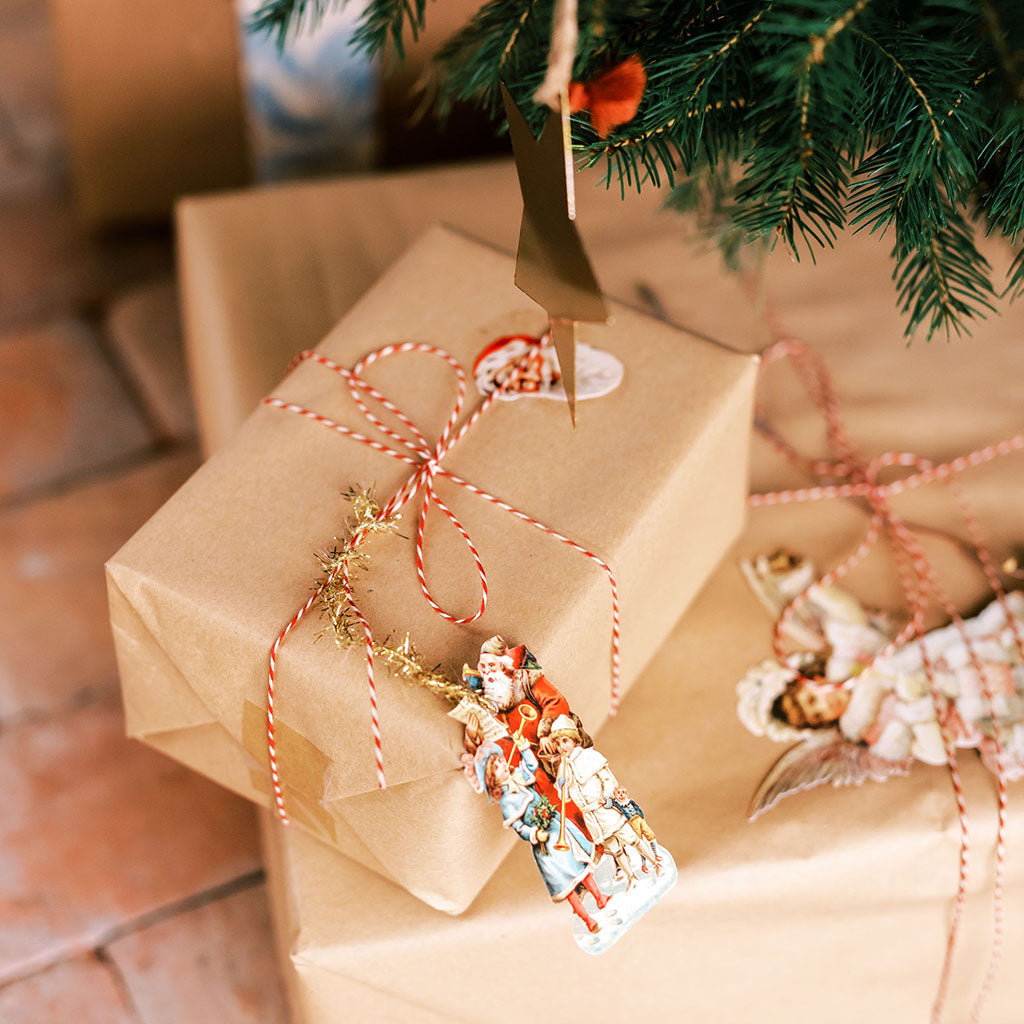 Juldekorationer vintage i plåtask