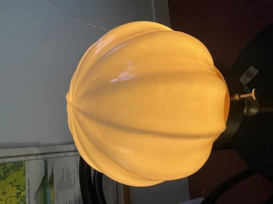 Miljöbild med badrumslampor med glaskupa i ett klassiskt badrum