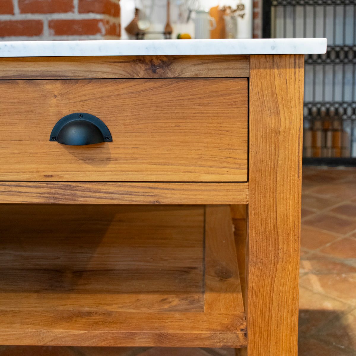 Köksö Edith i teak med marmorskiva