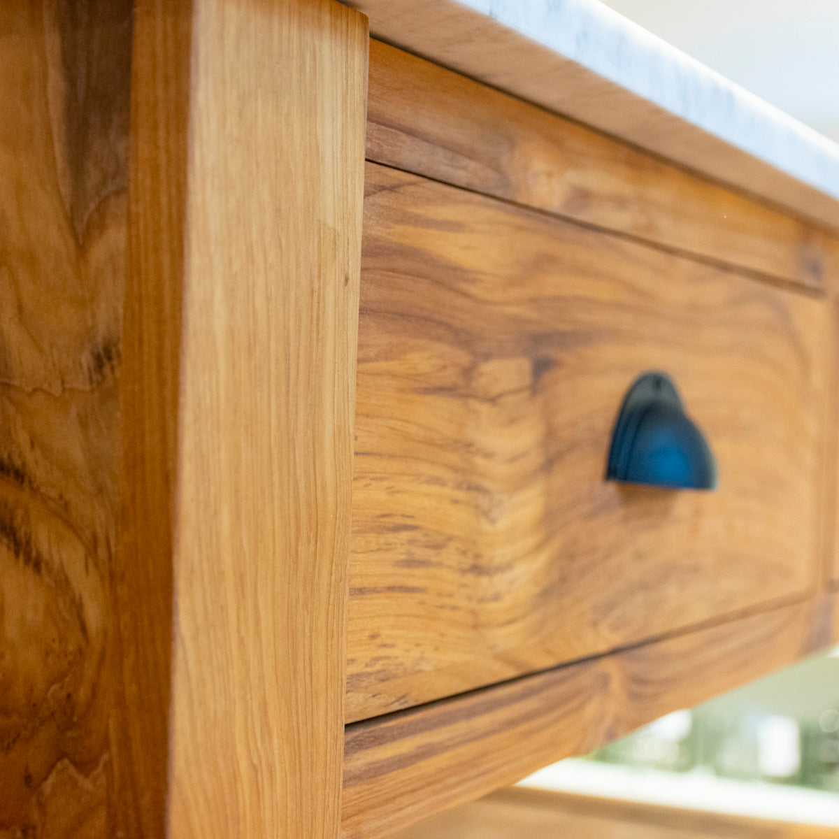 Köksö Edith i teak med marmorskiva