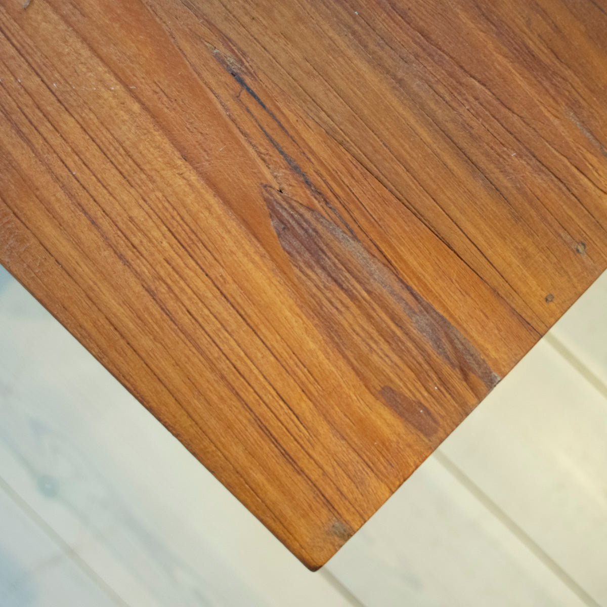 Matbord svarvade ben Elin