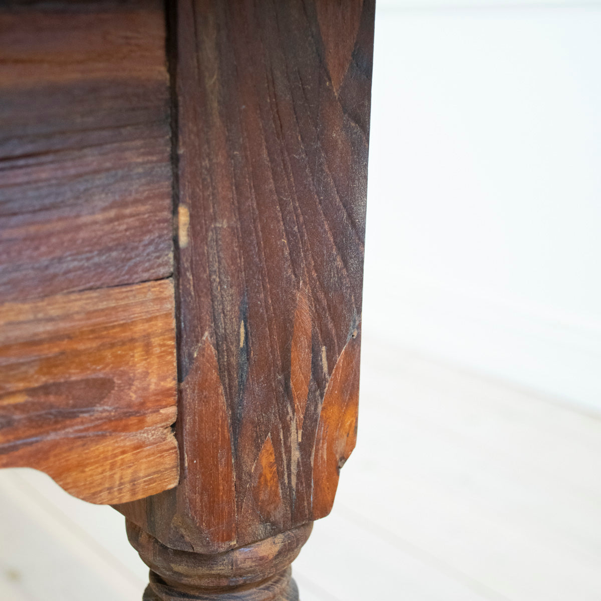 Matbord svarvade ben Elin