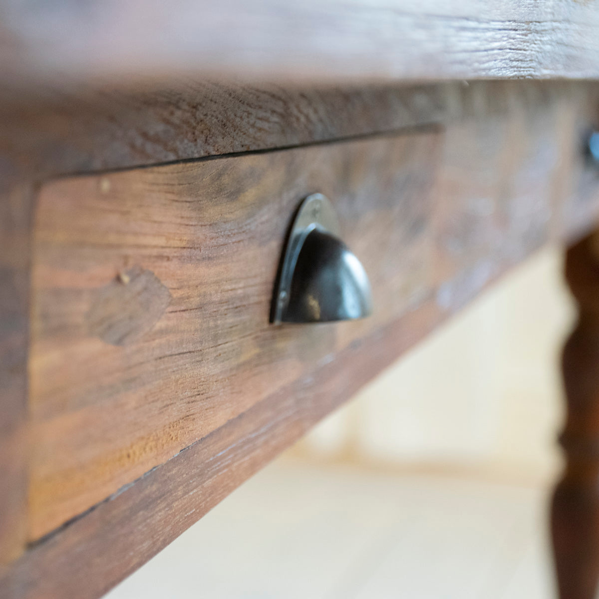 Matbord svarvade ben Elin