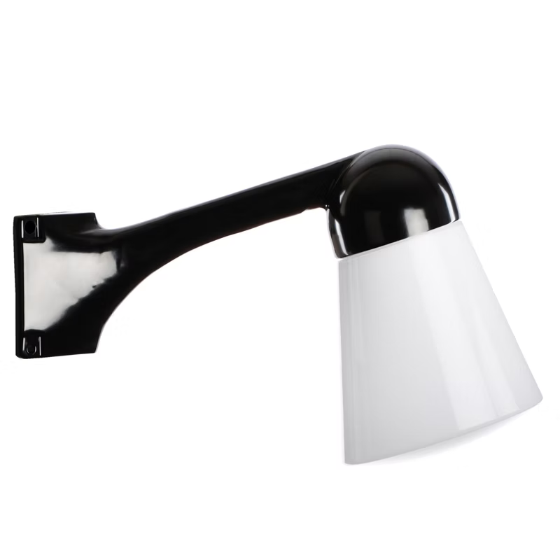 Funkis Hörn 80 Svart är en hörnmonterad vägglampa i aluminium med en konisk glaskupa