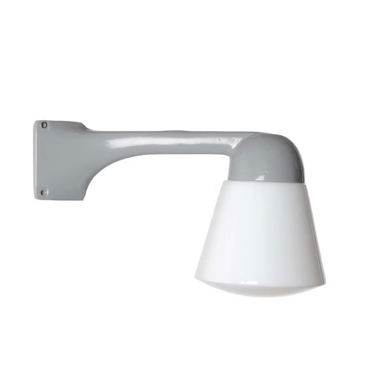 Funkis Hörn 90 Grå är en fasadarmatur tillverkad i grålackerad aluminium och utrustad med en koniskt formad opalglaskupa