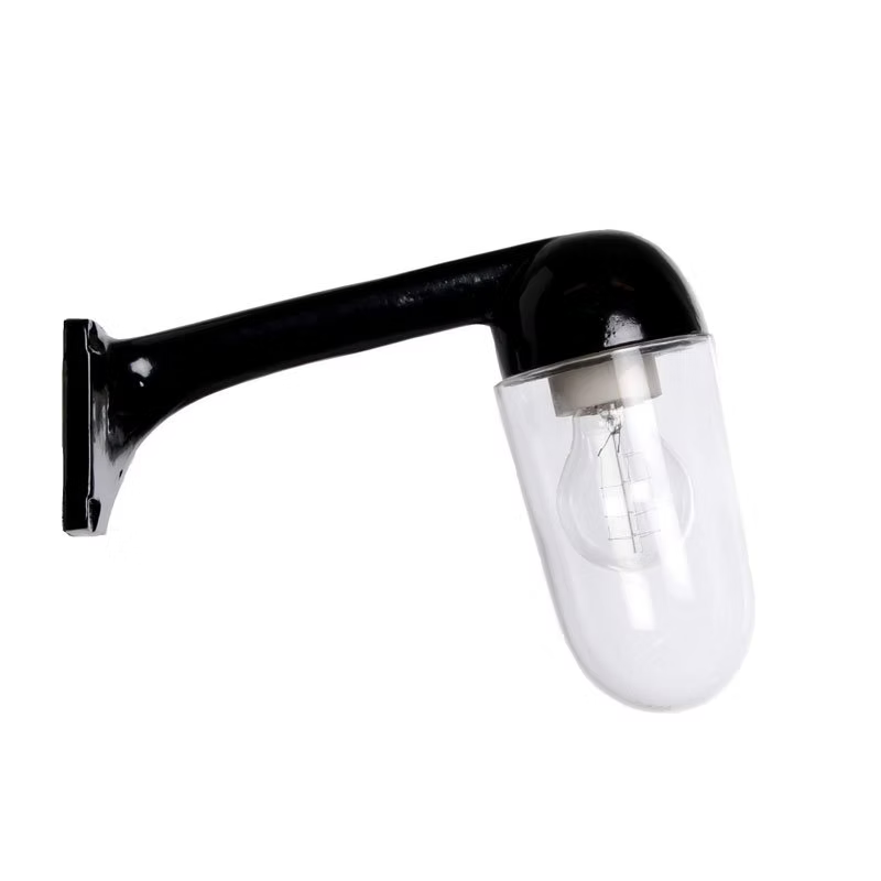 Funkis Plan 80 Svart är en elegant vägglampa i aluminium, utrustad med klassiskt stallglas 